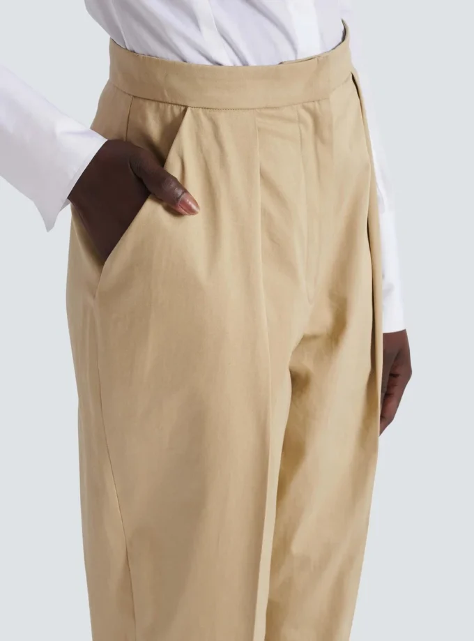 Darted 7/8 trousers in cotton gabardine Darted 7/8 trousers in cotton gabardine