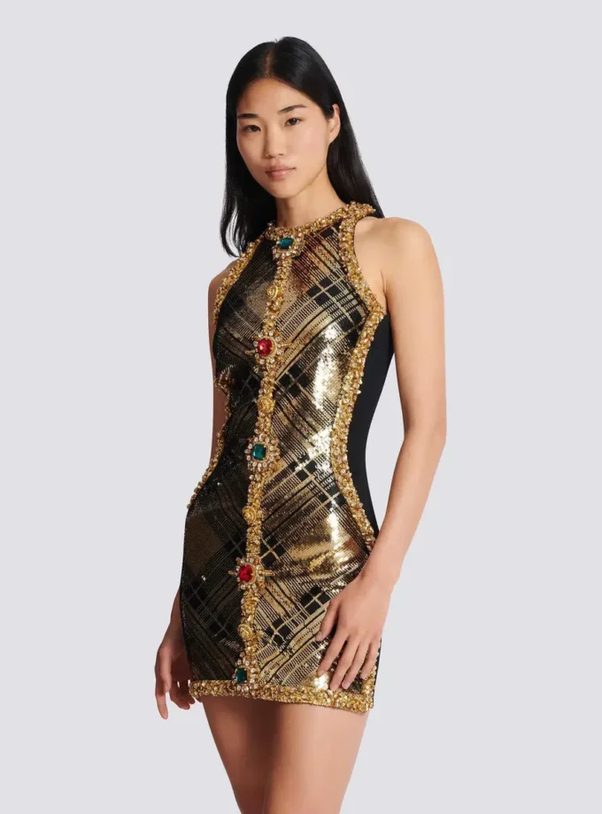 Short sleeveless dress with plaid embroidery Short sleeveless dress with plaid embroidery
