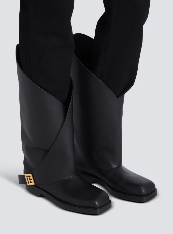 Twist flat leather boots